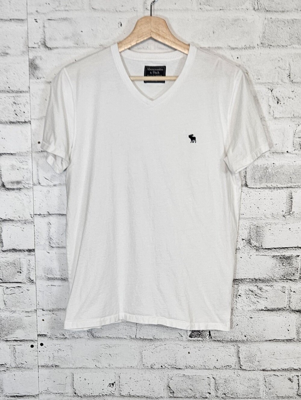 Abercrombie & Fitch Mens White V Neck T Shirt Small Embroidered Moose Logo